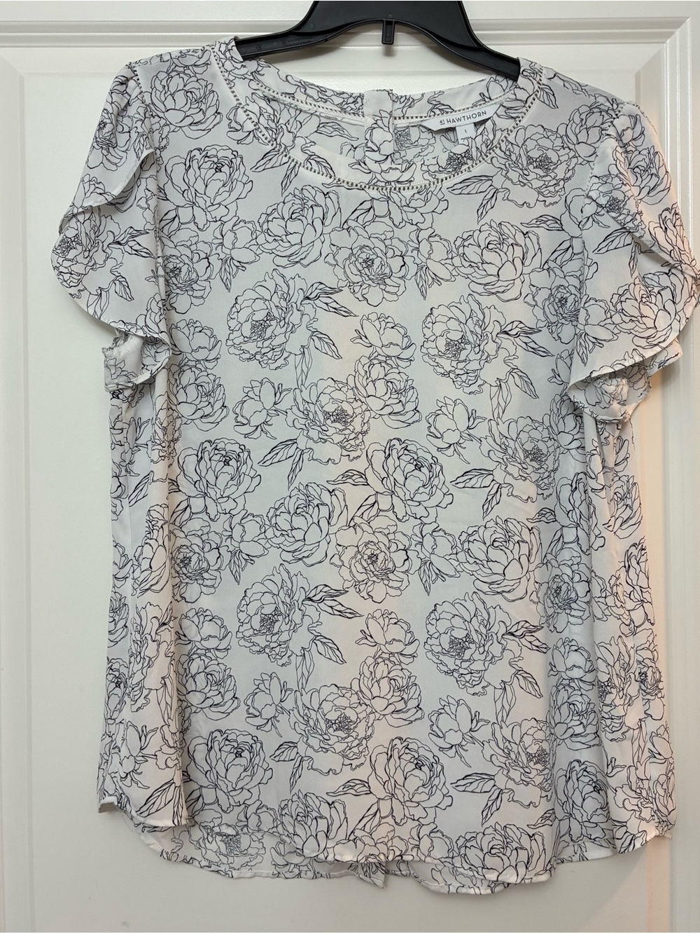 NWOT 41 Hawthorn White Button Back Blouse with Black Floral Outline